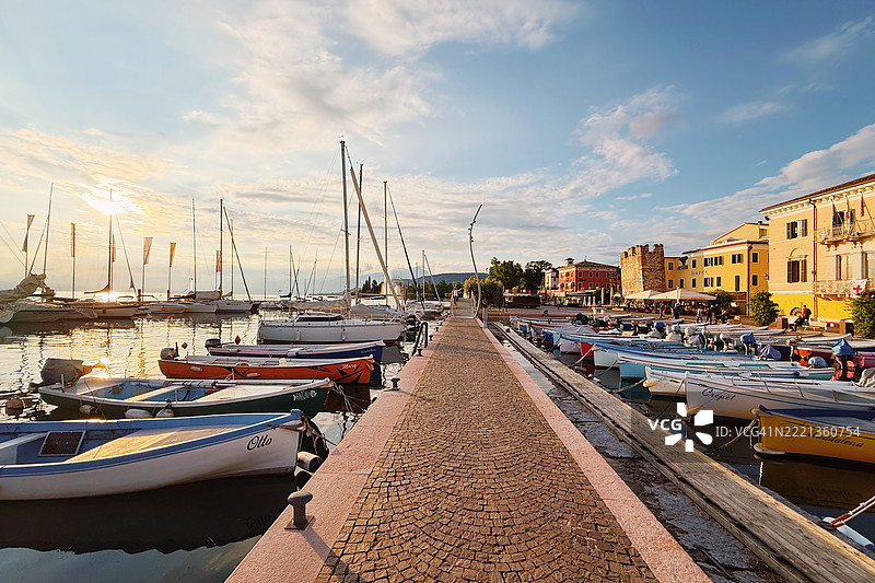 意大利威尼托大区加尔达湖畔的巴尔多利诺镇图片素材