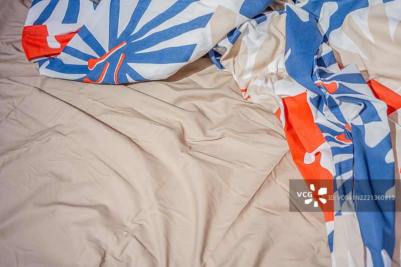 卧室中棉床单上的褶皱羊毛格子布，柔软面料制成的纺织毛毯，未整理的床，特写镜头图片素材