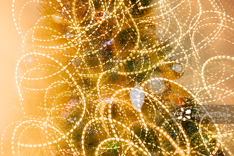 装饰着金色灯光和饰品的圣诞树营造出节日气氛图片素材