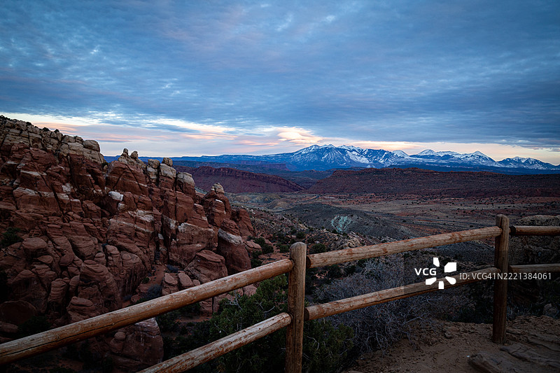 拉萨尔山脉的日落图片素材