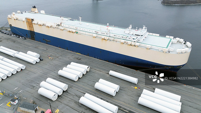 风力发电机塔与货船图片素材