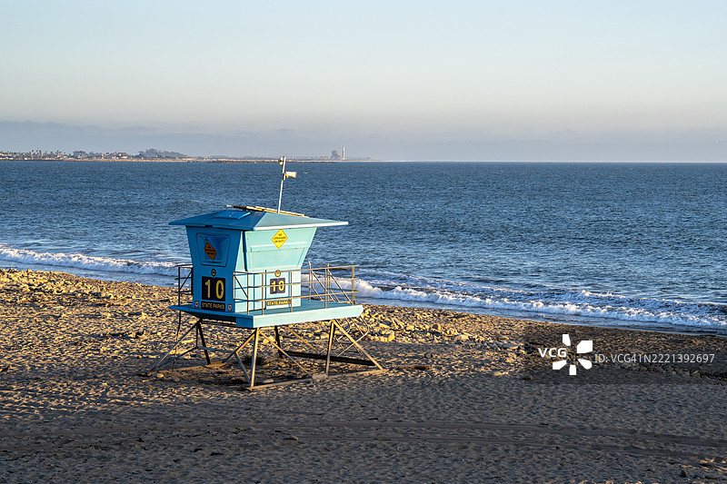 海滩上的救生塔图片素材