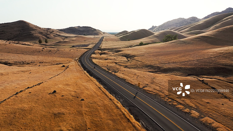 加州北部萨特县萨特山地区的帕斯路附近全景视图图片素材
