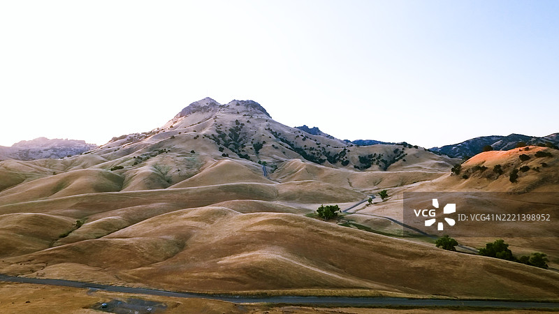 加州北部萨特县萨特山地区的帕斯路附近全景视图图片素材