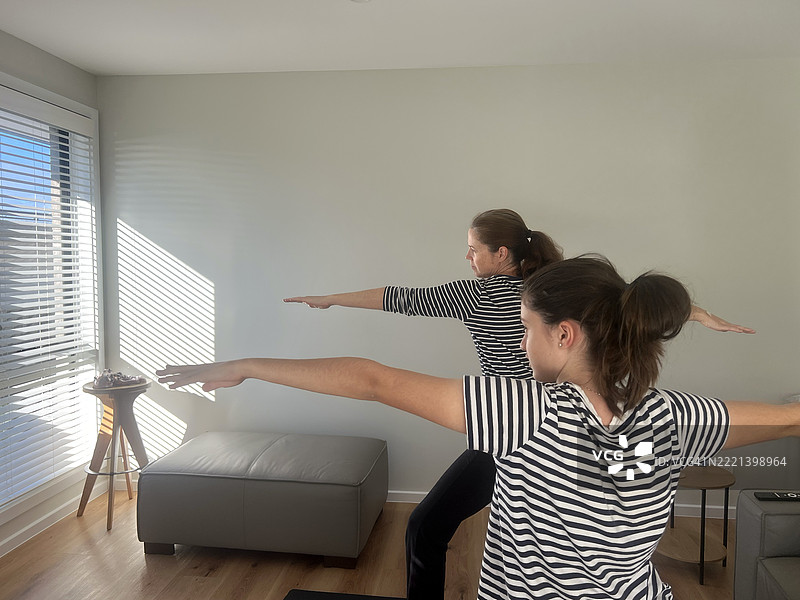 母女在家一起锻炼柔韧性图片素材