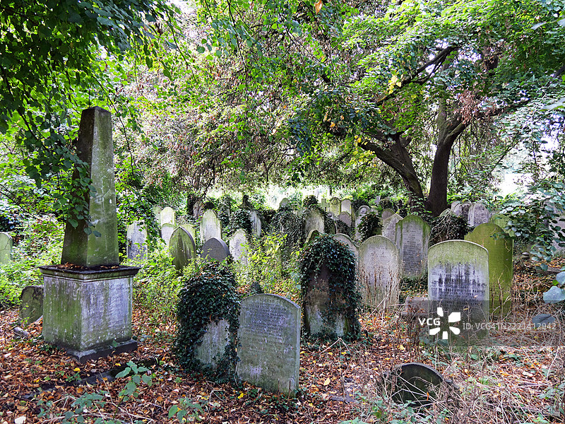 伦敦布朗普顿公墓的废弃墓碑。英国,英格兰。没有人。图片素材