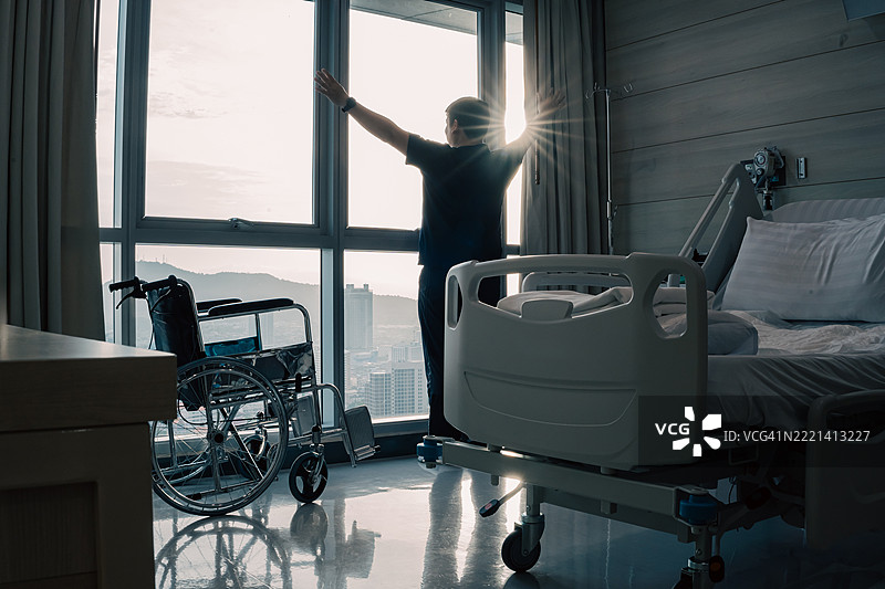 一名男性患者因事故在医院接受治疗。图片素材