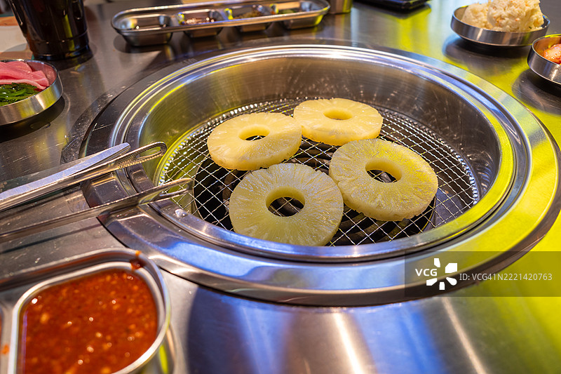 烤菠萝。图片素材