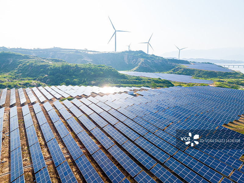 风力涡轮机和太阳能电池板图片素材