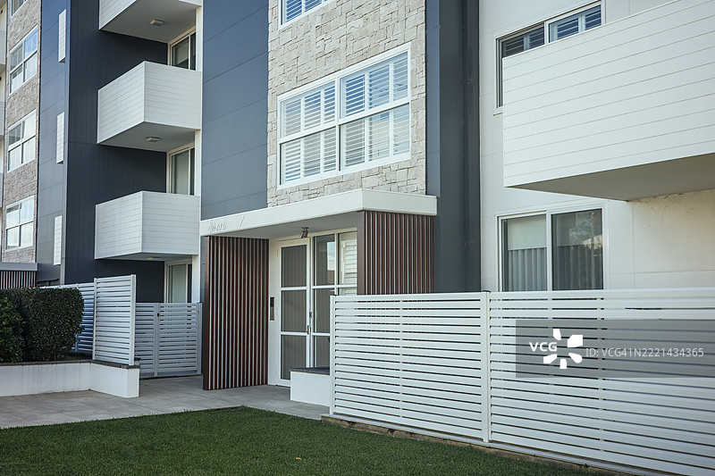 城市现代公寓大楼的入口图片素材