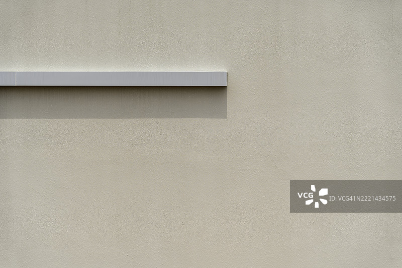 极简主义墙面与水平建筑元素及阴影图片素材