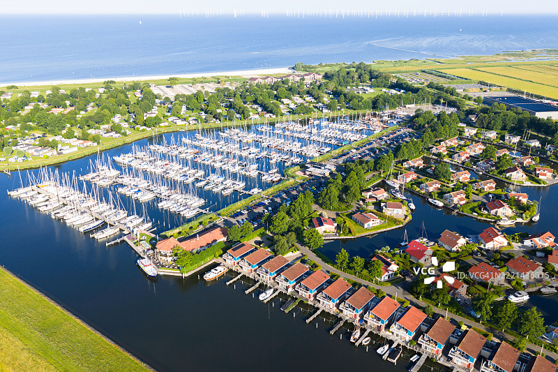 荷兰IJsselmeer沿岸的度假公园和码头图片素材