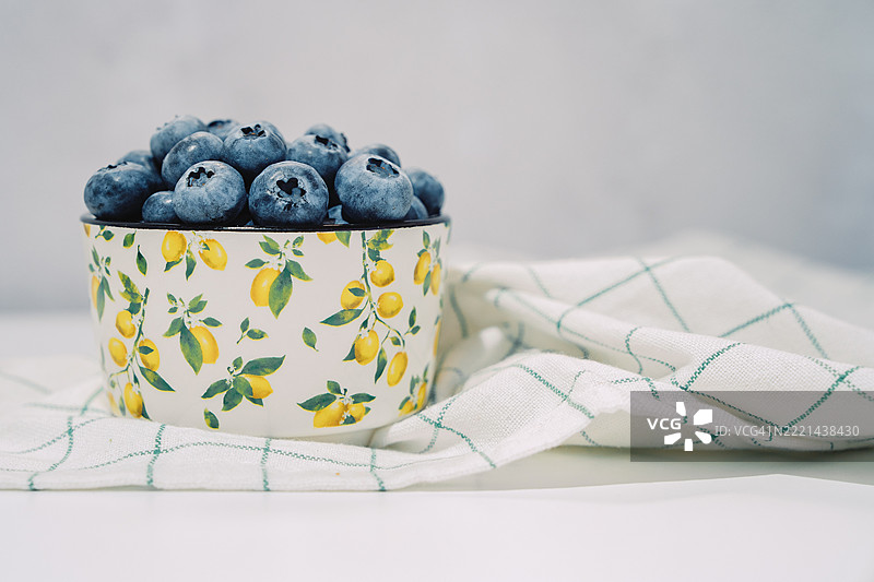 夏日陶瓷碗中的蓝莓，侧面视图图片素材