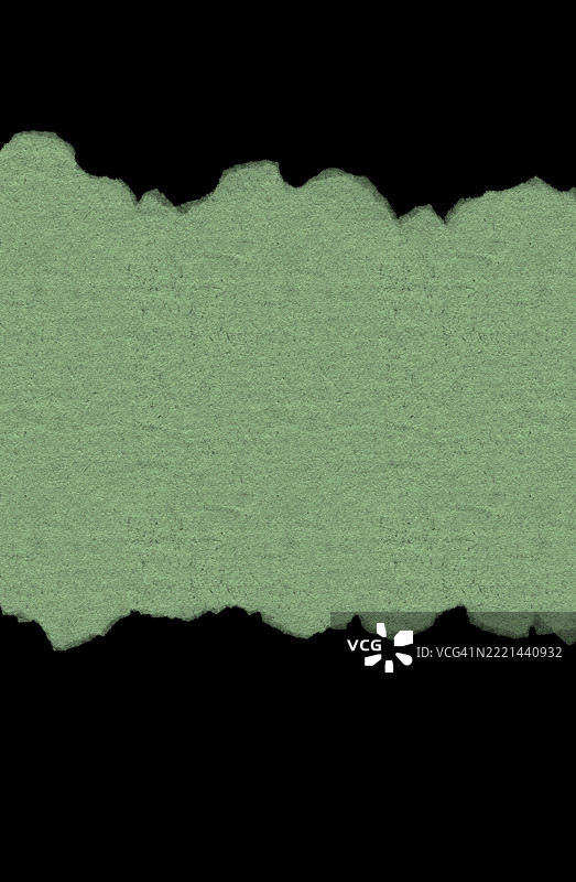 黑色背景上的绿色撕裂纸张模板图片素材