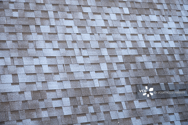建筑纹理：近距离拍摄的标签式沥青屋顶瓦片图片素材