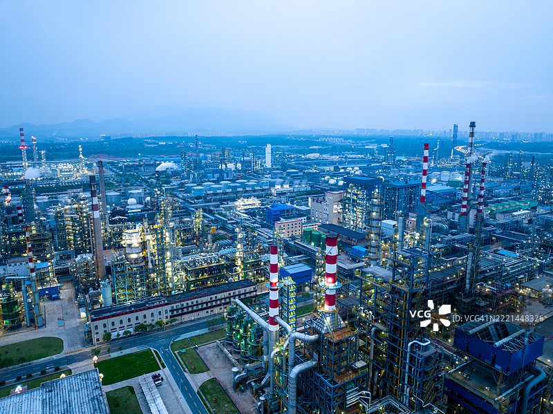 黄昏时分的石油炼制和石化工业厂区。图片素材