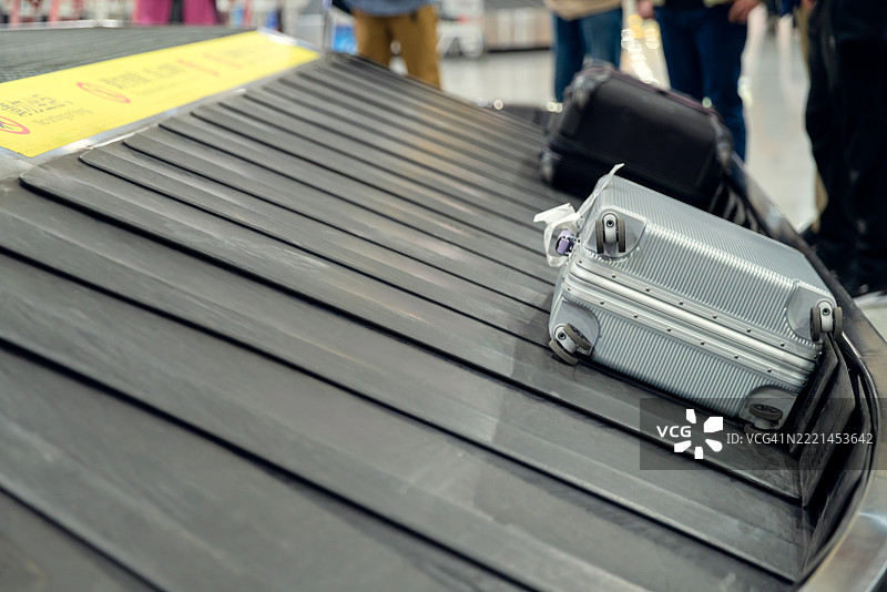机场传送带上的行李。图片素材