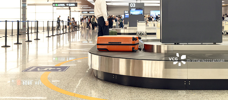 机场传送带上的行李。图片素材