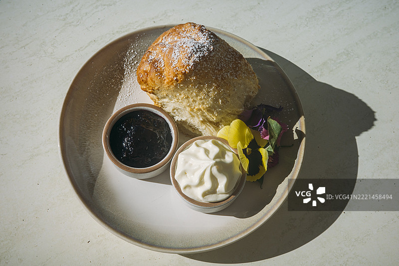 高角度视图的司康饼配奶油和果酱图片素材