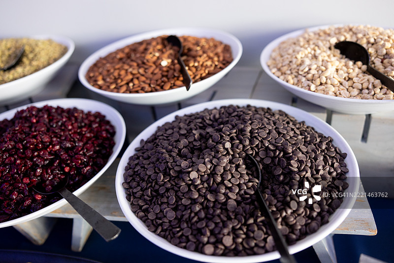 配料吧，配有巧克力碎片和谷物图片素材