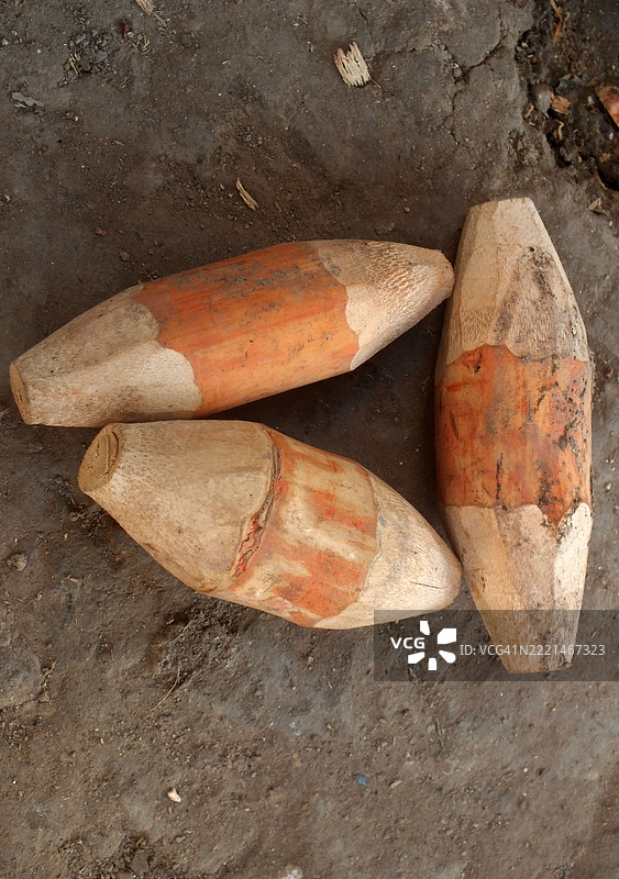 路边摊旁的铁匠与家人一起工作图片素材