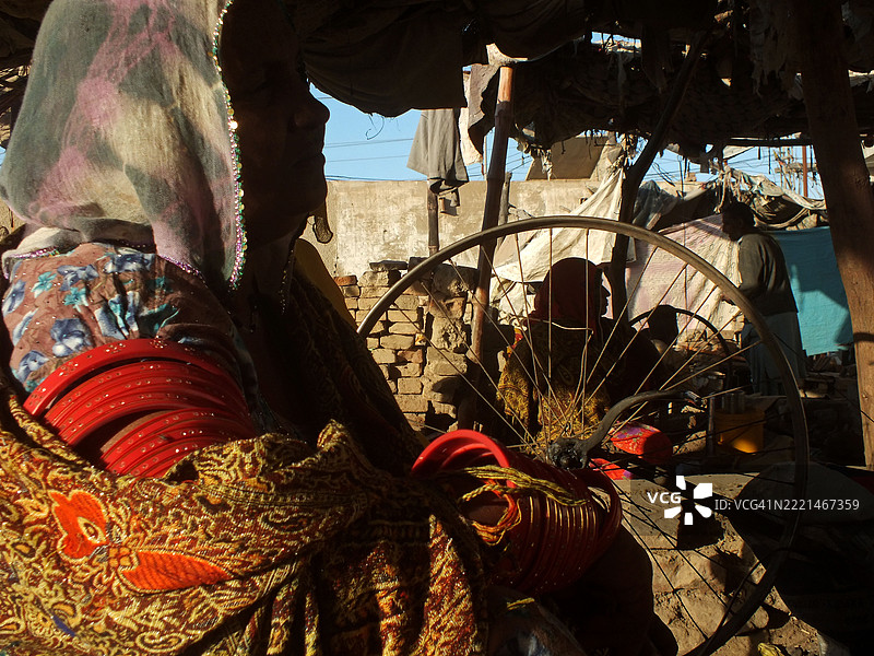 路边摊旁的铁匠与家人一起工作图片素材