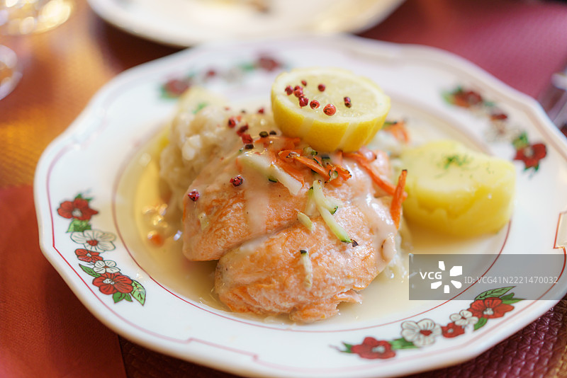 三文鱼片配奶油粉胡椒酱图片素材