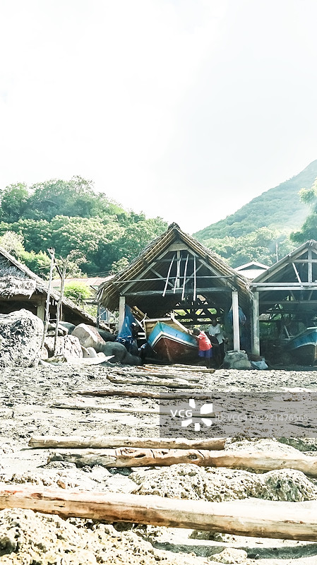 东努沙登加拉拉马莱拉村的传统船库图片素材