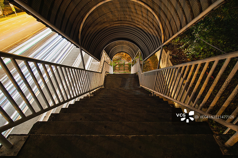 有顶行人天桥的楼梯图片素材