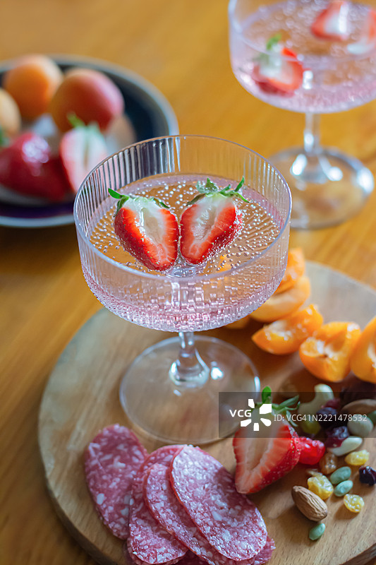 小吃，开胃菜，杏子，草莓，派对，萨拉米香肠，坚果图片素材