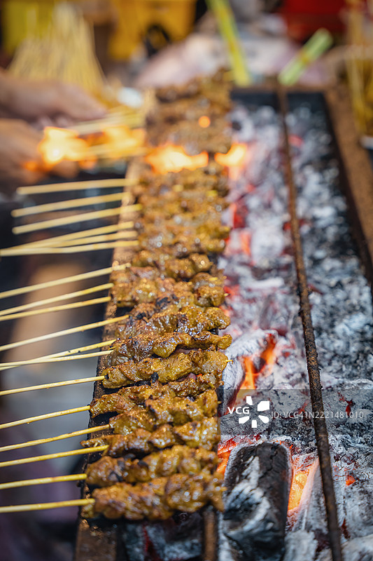 炭火烧烤的沙爹串图片素材