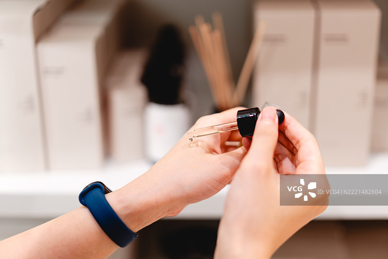 特写镜头，手部使用香薰扩散器滴管，健康，自我护理，每日仪式，芳香疗法，美丽日常。图片素材