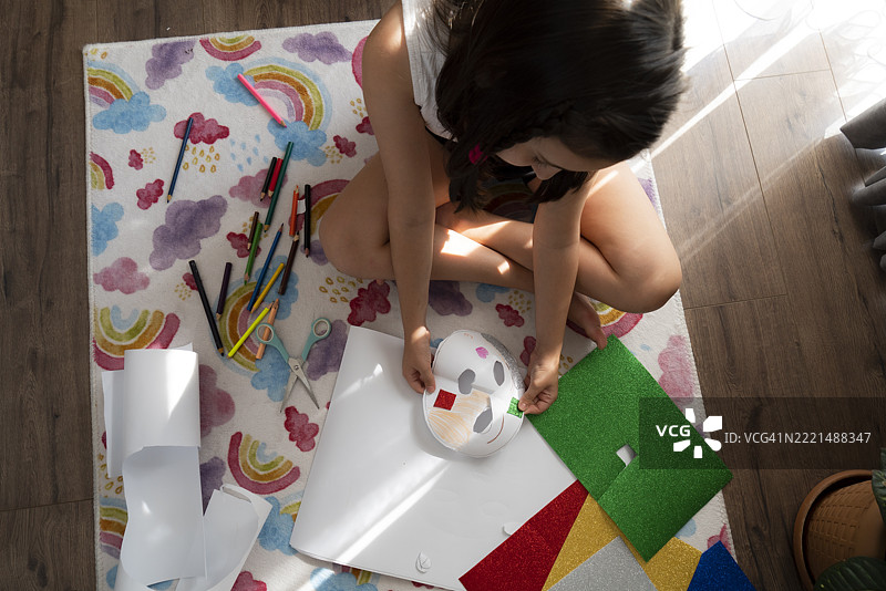 小女孩忙于手工艺爱好图片素材