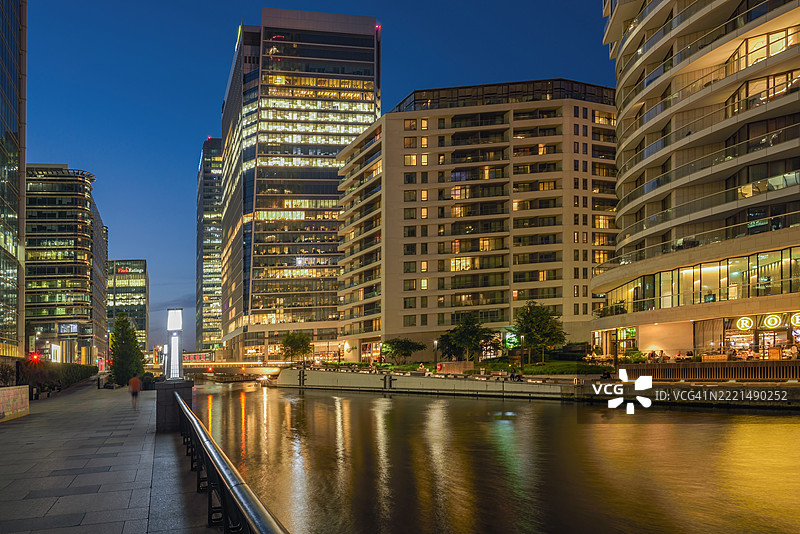 在金丝雀码头的运河通往北码头图片素材