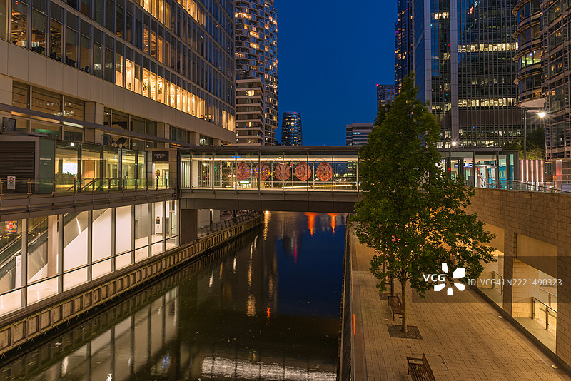 从丘吉尔广场看到的金丝雀码头和运河图片素材