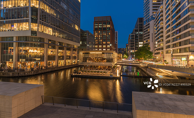 通往木码头的运河图片素材