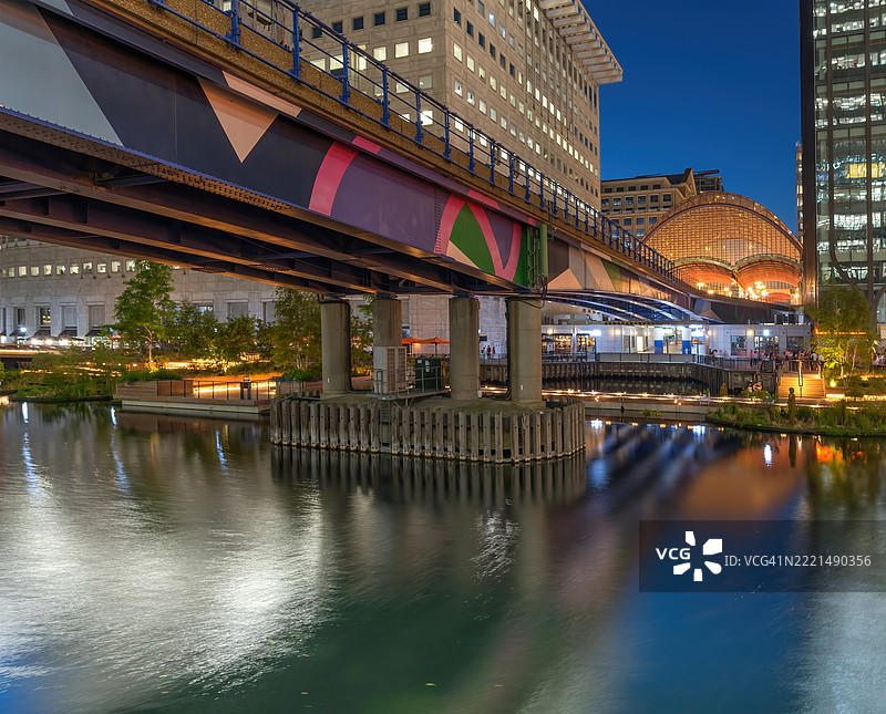 码头区轻轨桥横跨中码头图片素材