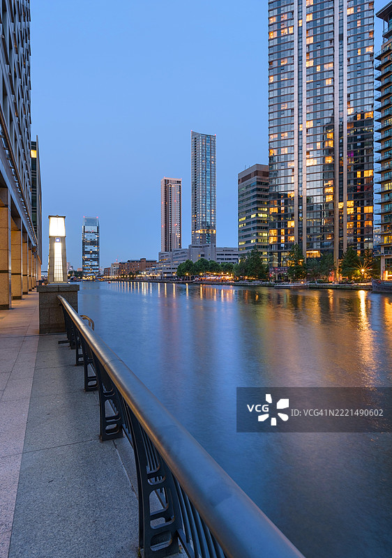 黄昏时分的南码头图片素材