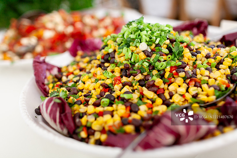 色彩缤纷的玉米豆沙拉盛在碗中图片素材