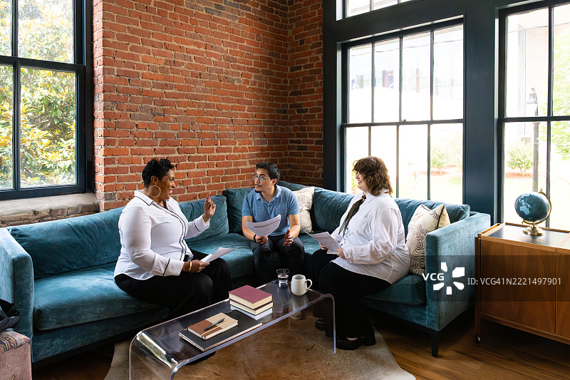 小组同事们在一起头脑风暴创意的广角视图图片素材