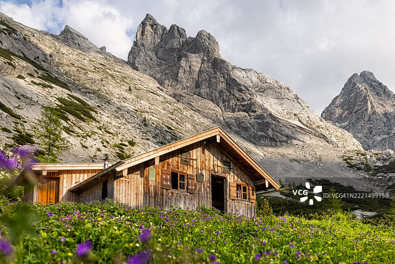 蓝冰环形山中的木屋和施尔滕斯皮策山。德国巴伐利亚州贝希特斯加登的拉姆绍。图片素材