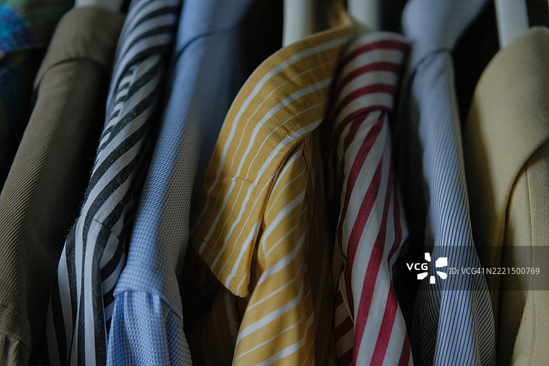 不同颜色和图案的衬衫图片素材