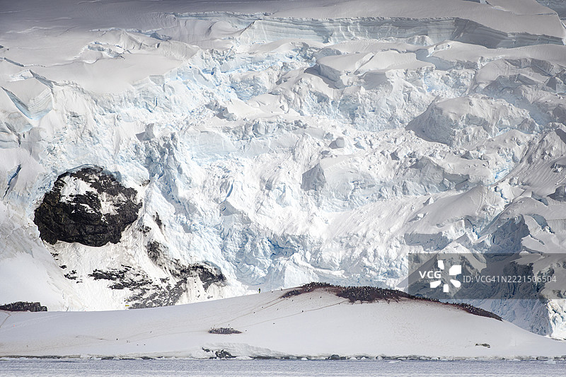 米克尔森港，南极洲的戏剧性雪景与企鹅栖息地图片素材