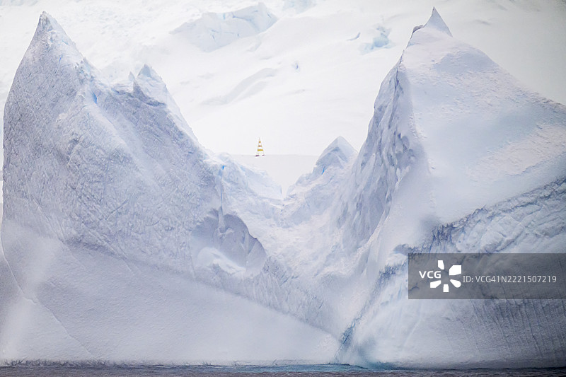 南极米克尔森港的冰冻景观与无线电塔的戏剧性纹理图片素材
