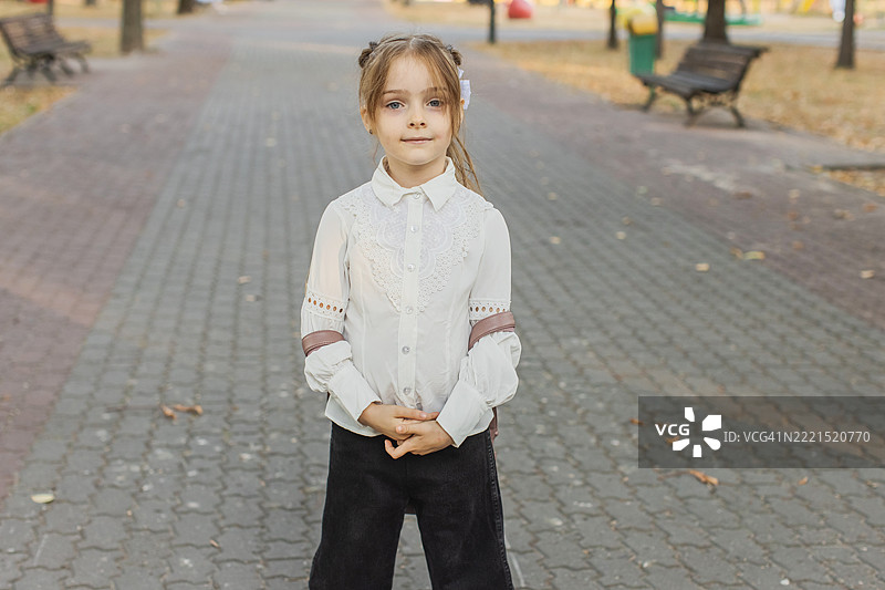 公园里的女学生图片素材