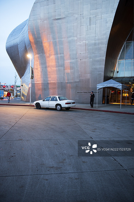 西雅图流行文化博物馆前的人和出租车图片素材
