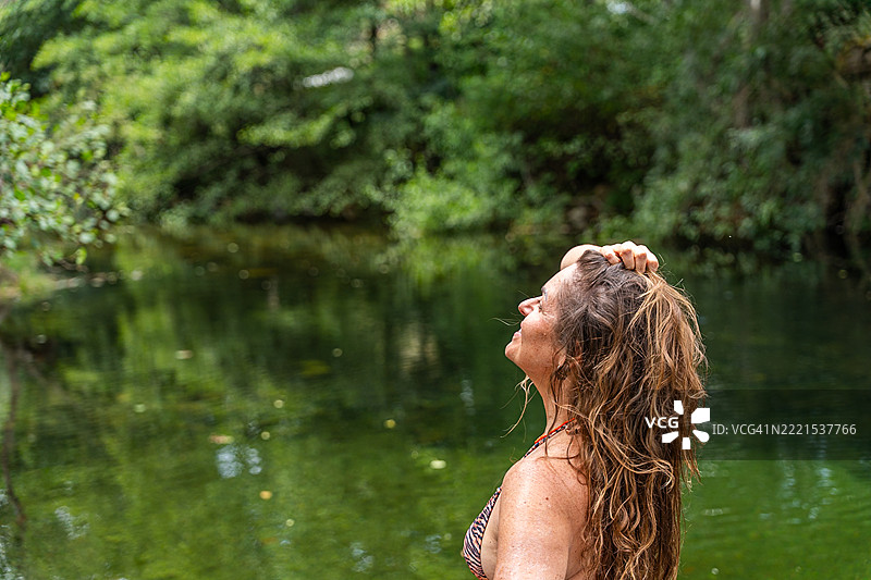 在葡萄牙曼特加斯的雷尔瓦达雷博莱拉河海滩度过的周末。图片素材