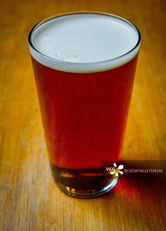 英国酒吧里的一品脱啤酒图片素材