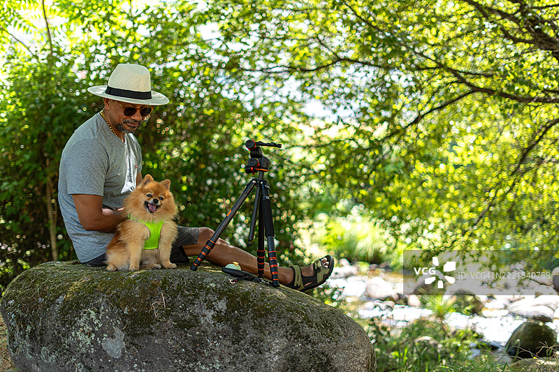 在葡萄牙科维良的卡斯特洛布兰科，乌尼哈伊斯达塞拉的河滩度过周末。图片素材