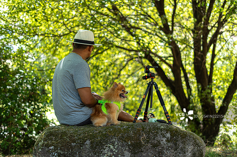 在葡萄牙科维良的卡斯特洛布兰科，乌尼什达塞拉的河滩度周末。图片素材